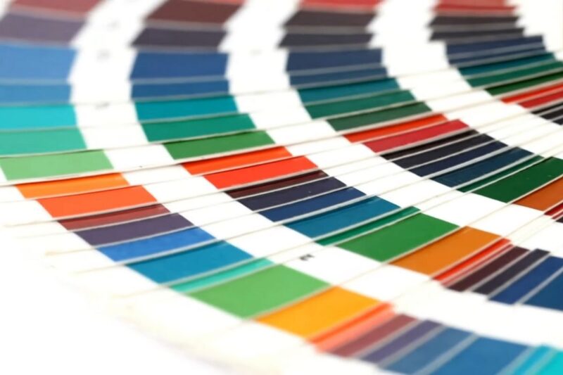 Kolorni uzorci raspoređeni u lepezi koji ilustruju pravilo 60 30 10 za kombinovanje boja